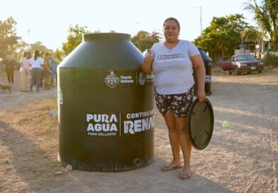 Vecinos de Ixtapa reconocen apoyo de SEAPAL con tinacos gratuitos